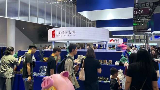 、三星堆文创亮相深圳文博会！电子pg游戏火爆！罗江非遗(图1)